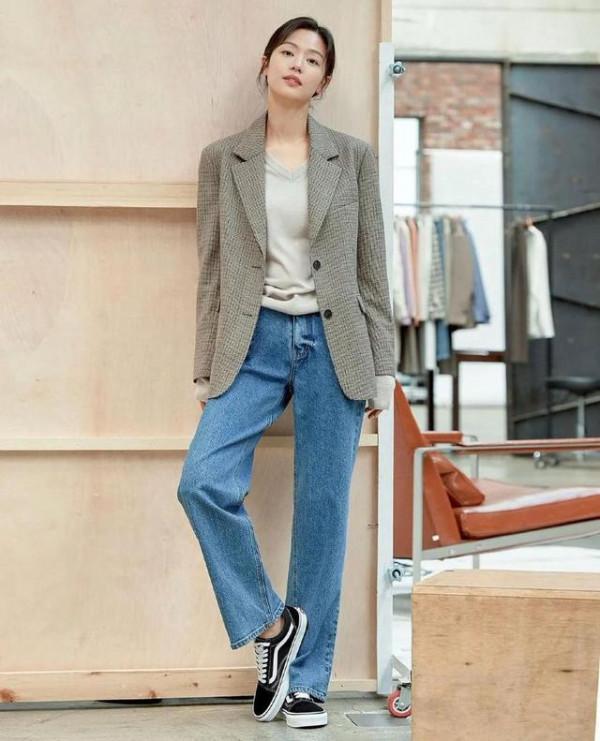 全智賢換了髮型更有氣場,穿一身黑秀身材,有誰不心動 全智賢換了髮型更有氣場,穿一身黑秀身材,有誰不心動