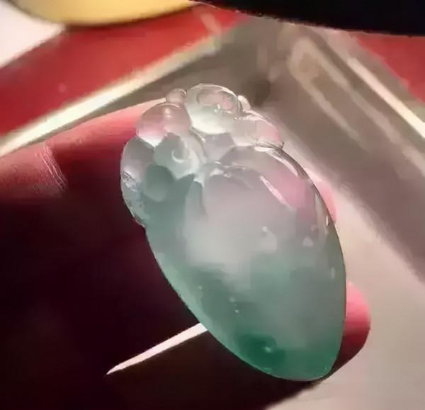 沒人惦記的原石,滿身是裂卻切出了一隻雞 沒人惦記的原石,滿身是裂卻切出了一隻雞