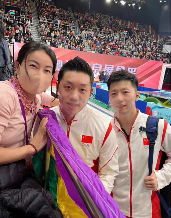 眾冠軍齊聚太少見！40歲郭晶晶穿粉衣太少女，同框大魔王毫不遜色