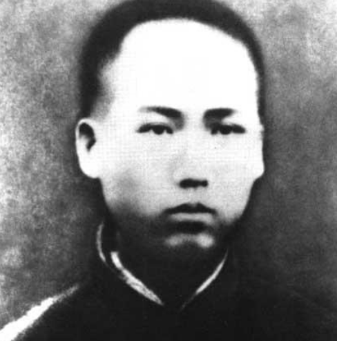 59年毛澤東回韶山，看到父母墳墓破爛不堪，他說：不要修，就這樣