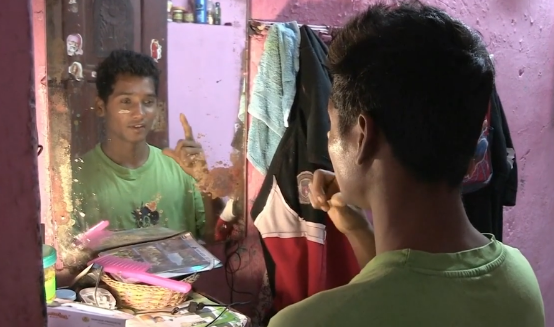 印度人瘋了?瘋搶恆河泥巴,小夥靠賣泥賺得盆滿缽滿 印度人瘋了?瘋搶恆河泥巴,小夥靠賣泥賺得盆滿缽滿