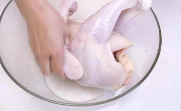 把一整隻雞放電飯煲裡，不放水和油，沒想到出鍋後比烤雞還好吃