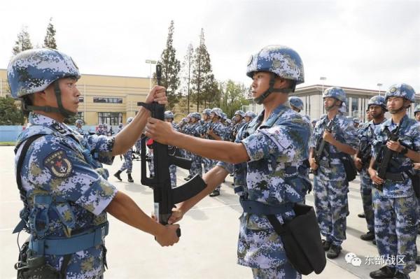 秋季入伍新兵，授槍