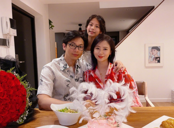 翁虹夫婦參加聚會,萬梓良前妻攜女兒現身,愛女開6間餐廳收入高 翁虹夫婦參加聚會,萬梓良前妻攜女兒現身,愛女開6間餐廳收入高