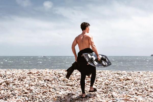 風箏衝浪：海上馭風人，在藍天大海間翻滾馳騁