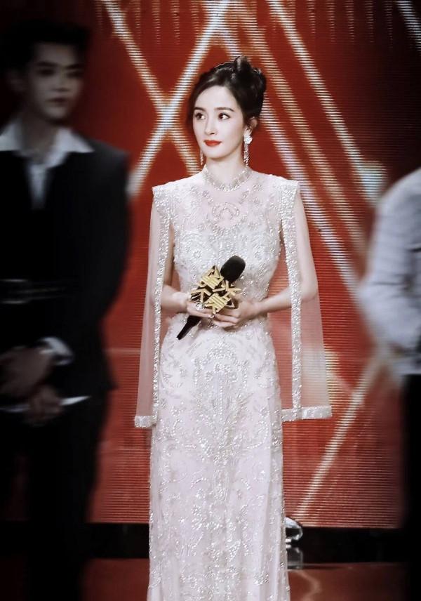 楊冪伸脖似鴕鳥,鹿晗關曉彤像老大爺,儀態差,顏值再高也白搭 楊冪伸脖似鴕鳥,鹿晗關曉彤像老大爺,儀態差,顏值再高也白搭