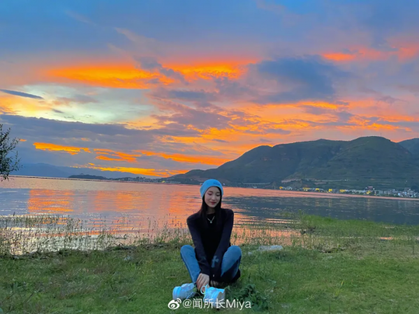 運動鞋+裙子=今秋最IN穿法,舒適又時髦 運動鞋+裙子=今秋最IN穿法,舒適又時髦