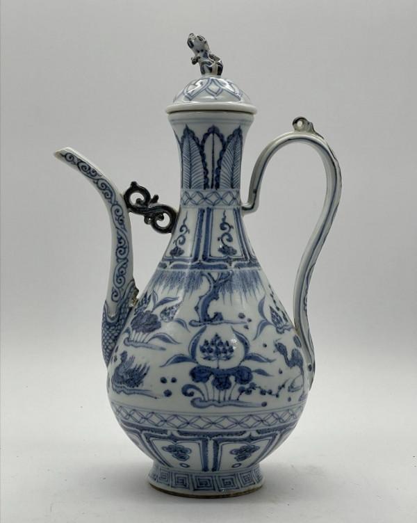 發兩件仿品，一件是明早洪武時期的玉壺春瓶，一件是元青花執壺