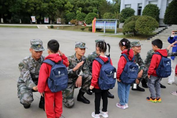關注|啥情況?軍營裡突然來了一群萌娃 關注|啥情況?軍營裡突然來了一群萌娃
