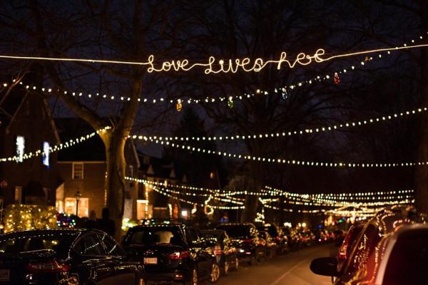 沒有節日的氣氛 美國媒體只能“玻璃渣裡找糖”了