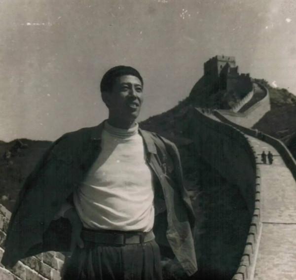 “傅明”文興宇：9歲喪父，妻子比他小6歲，一天三包煙患癌去世