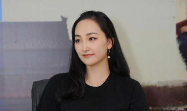 兩人因戲生情，婚後6年生3胎，丈夫片約不斷，被稱&OpenCurlyDoubleQuote;螢幕硬漢&rdquo;