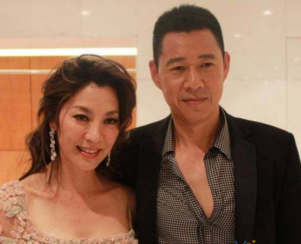 65歲的張豐毅在家裡健身，肌肉發達，線條明顯，男人味十足