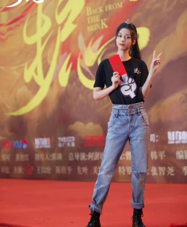 周也侯明昊合作新劇，黑袍造型霸氣拉滿，各種風格都能駕馭