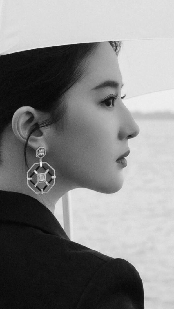 劉亦菲同框黃曉明,黑色西裝搭配,完全看不出31歲了 劉亦菲同框黃曉明,黑色西裝搭配,完全看不出31歲了