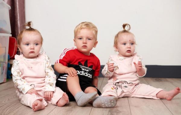 一年不到，英國女子生下三個寶寶，連自己也想不到