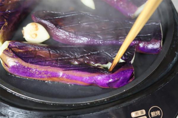 我家做涼拌茄子，不用上鍋蒸，茄子不變色，水汽少，入味好吃