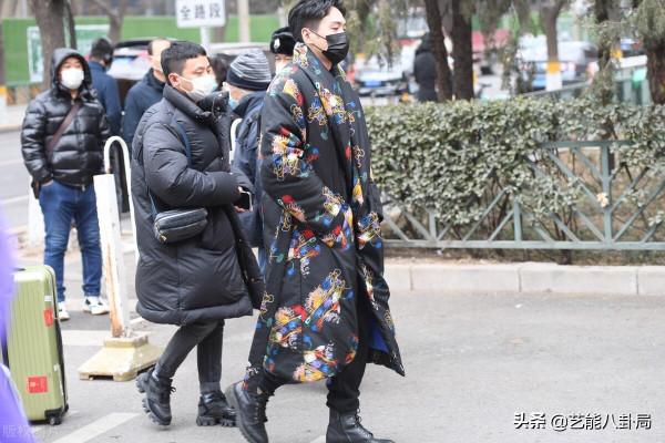 春晚明星私服比美：劉濤拎虎包，趙麗穎編流蘇辮，張若昀裹花棉被