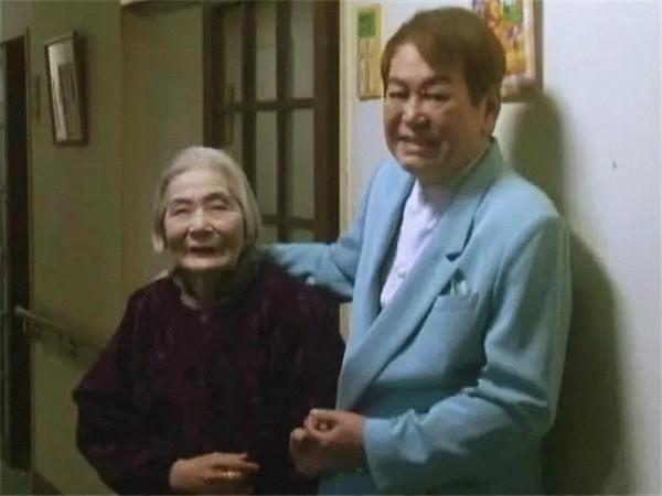 日本煙花女子74歲仍站街，街頭60年一直拉客，卻備受日本人尊重