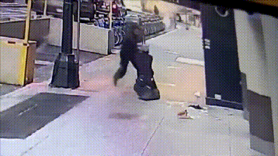 韓裔老人送外套給非裔流浪漢反被打劫，華裔路人出手相救