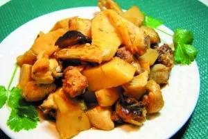 黃燜雞塊傳統魯菜口味鮮，入口爛