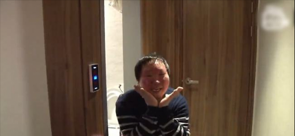 帶著妹妹流浪10年，每天用鞋油抹臉，覺得只要這樣就不會被欺負