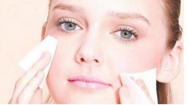 爽膚水應該用手塗還是用化妝棉擦？正確用法瞭解一下