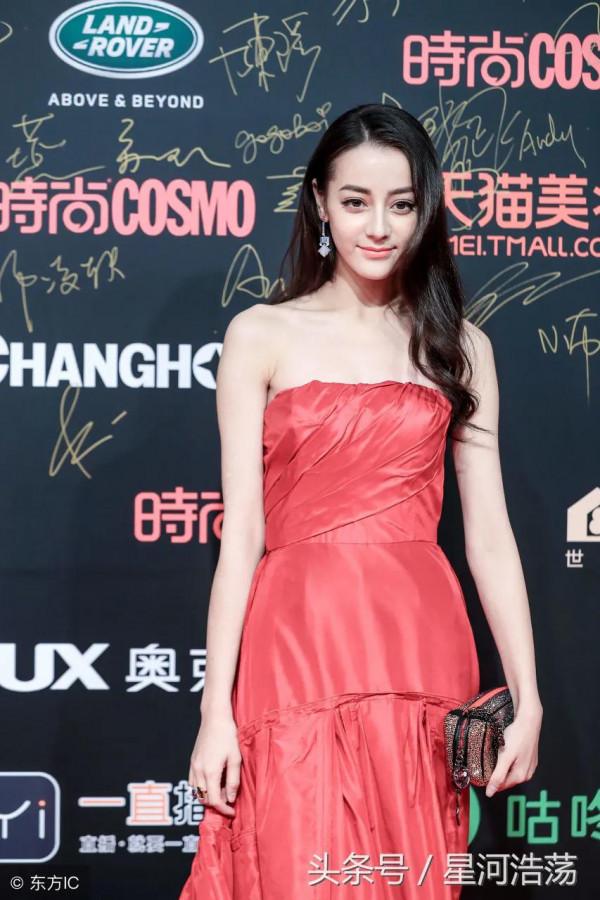 迪麗熱巴走紅毯的樣子 迪麗熱巴走紅毯的樣子