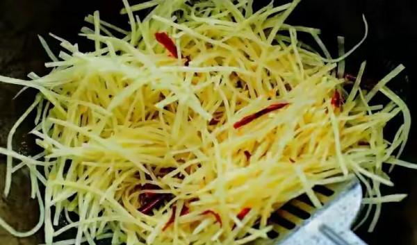 才知道，炒土豆絲的做法有這麼多訣竅，怪不得飯店做的那麼好吃