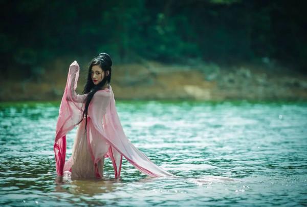 一雙涼鞋拍完整部劇？《一見傾心》很做作？景甜溫婉惹人憐