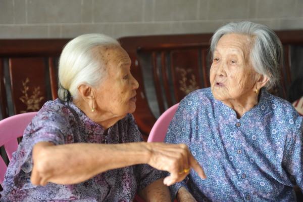 為什麼老年人身上會有老人味？建議做好4件事，可以有效改善去除