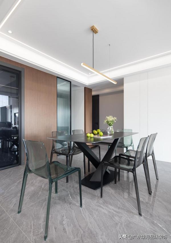 這對夫妻真會裝修，無主燈吊頂設計不僅通透明亮，還很有現代感