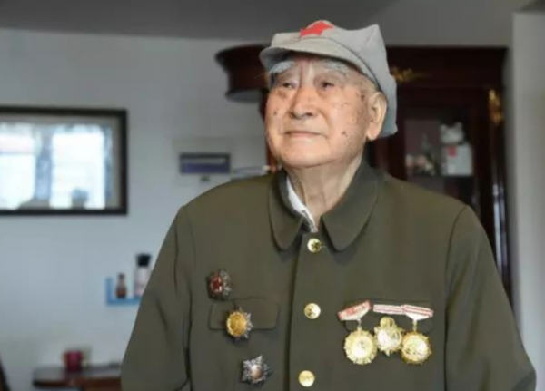 八路軍重傷倒地,偽軍發現他還有氣,偷偷說:別動,我們一會就走 八路軍重傷倒地,偽軍發現他還有氣,偷偷說:別動,我們一會就走