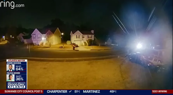 居民區爆激烈槍戰，2女子慘死，12歲孩子血流滿臉求救，警察身亡