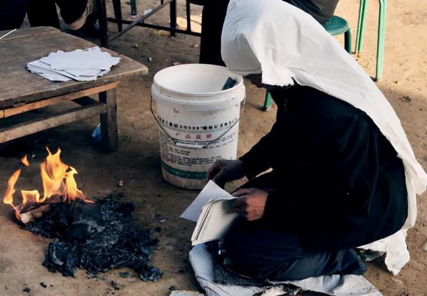 人死後為何不能摸屍體的臉?這並不是迷信,有一定科學道理 人死後為何不能摸屍體的臉?這並不是迷信,有一定科學道理