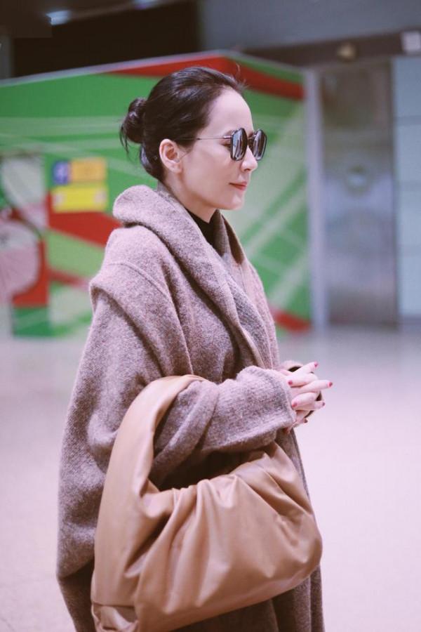 48歲俞飛鴻真任性,隨便裹個“毛毯”就來走機場,不醜反而更氣質 48歲俞飛鴻真任性,隨便裹個“毛毯”就來走機場,不醜反而更氣質