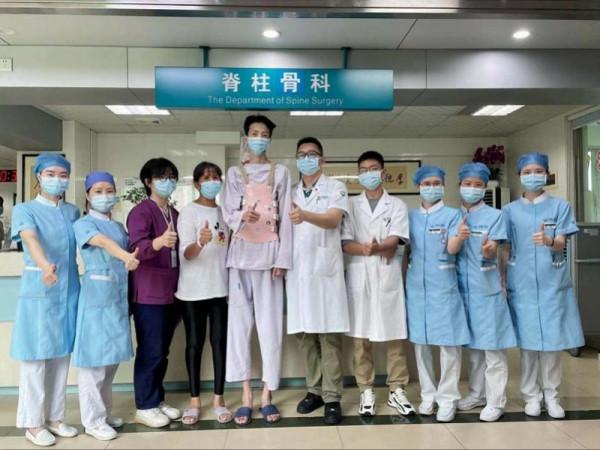 漏斗胸、脊柱側彎夾擊15歲少年，接力矯形助其挺胸抬頭