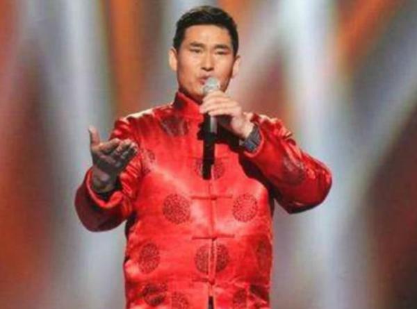 大衣哥逃離村民“吸血”後,生活大變樣,商演連換3身衣服好講究 大衣哥逃離村民“吸血”後,生活大變樣,商演連換3身衣服好講究