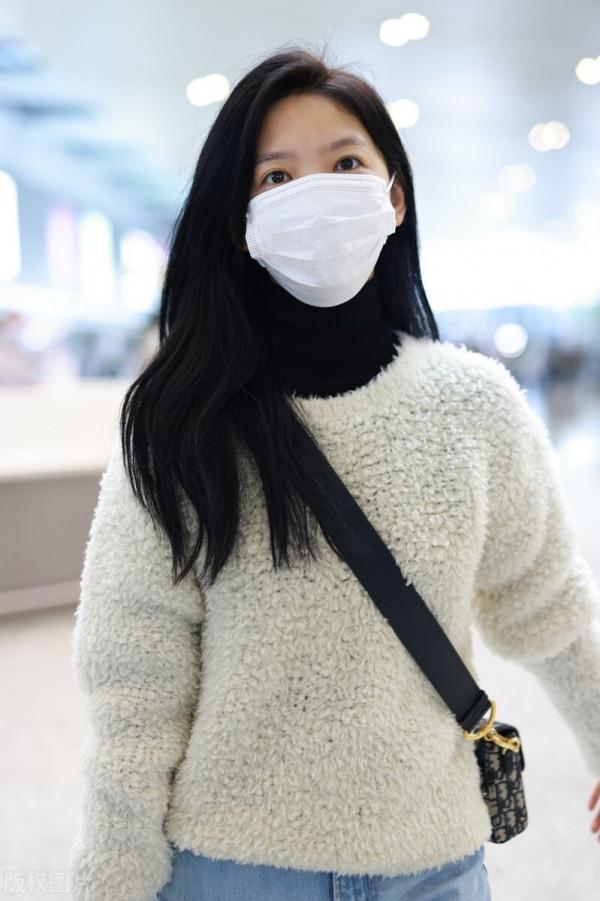 章若楠穿米白色毛絨毛衣搭配直筒牛仔褲,斜挎老花包清新減齡 章若楠穿米白色毛絨毛衣搭配直筒牛仔褲,斜挎老花包清新減齡