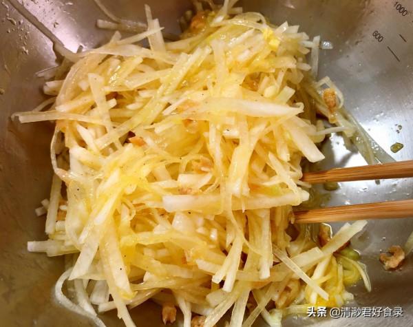 入冬後常吃白蘿蔔,用它做早餐,簡單家常鮮香味美,不放肉也好吃 入冬後常吃白蘿蔔,用它做早餐,簡單家常鮮香味美,不放肉也好吃