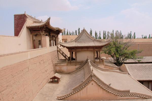 甘肅沙漠邊緣的地主城堡，佔地5085平方米，牆高12米安全係數極高