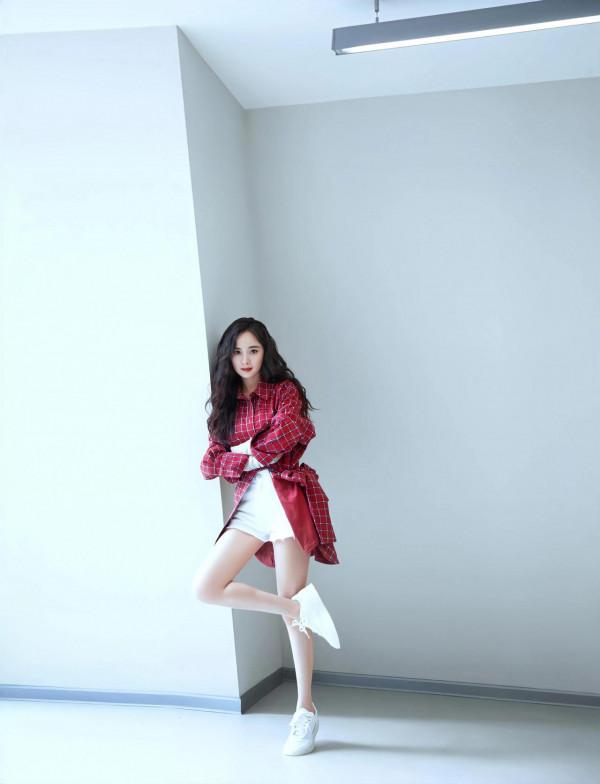 新年第六彈，王鷗與楊冪同臺賀歲，紅裝美人，誰顏值更高？