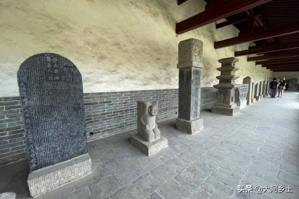 山西一寺廟後院,大量碑石中藏兩具宋代石棺,從中可窺探墓主財力 山西一寺廟後院,大量碑石中藏兩具宋代石棺,從中可窺探墓主財力