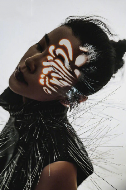 48歲李冰冰不服老，秋日巾幗大片化身女戰士，眼淚妝讓人移不開眼