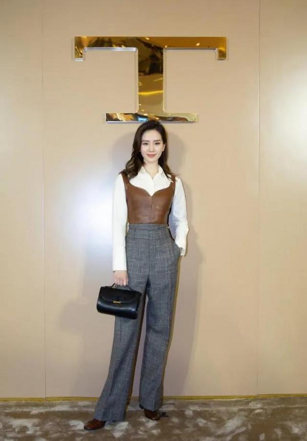 劉詩詩不拘泥於一種風格,襯衫配皮質背心大膽前衛,美得桀驁不馴 劉詩詩不拘泥於一種風格,襯衫配皮質背心大膽前衛,美得桀驁不馴