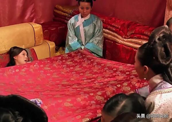 甄嬛傳：甄嬛生雙生子為什麼金被單撒花？生朧月卻紅被單沒花？
