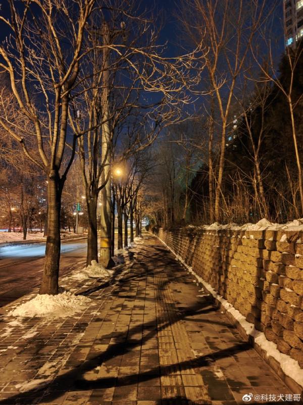 夜景模式實拍對比：一加10 Pro、iQOO 9 Pro、Find X3 Pro，誰表現最好