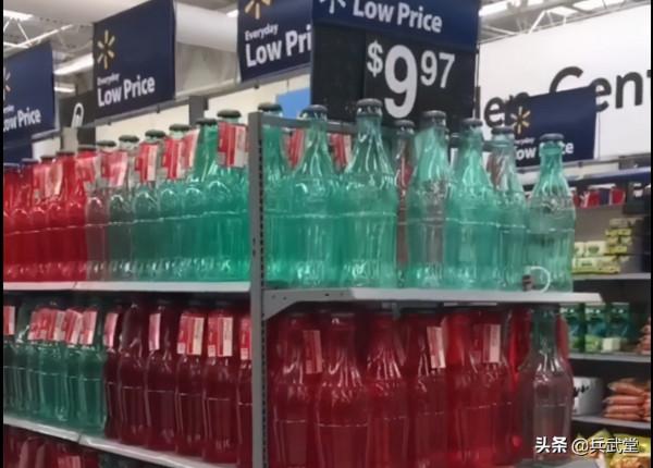 美國超市貨物短缺解決了？用塑膠瓶代替貨物，拿著美金原地觀賞