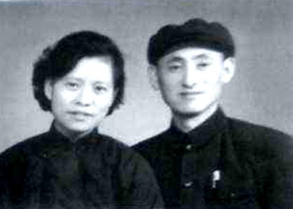 他當了八年總政治部副主任,37歲授少將,兒子是少將,親家是上將 他當了八年總政治部副主任,37歲授少將,兒子是少將,親家是上將