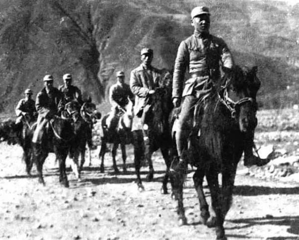 穿日本軍大衣騎白馬，杜堃手下誤將林彪當日軍打，毛主席如何表態